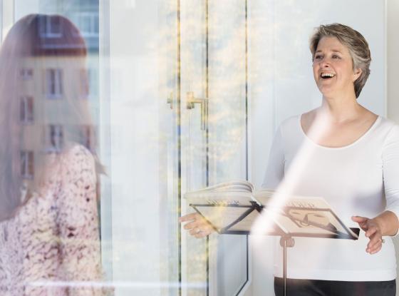 Christiane Oelze mit einer Sängerin beim Coaching