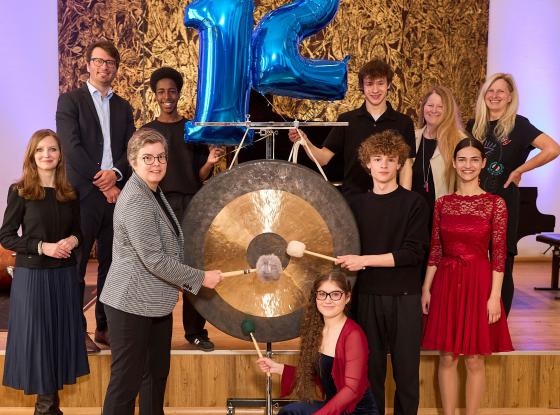 Prof. Lydia Grün (links) mit Jungstudierenden und dem Team der HMTM Young Academy