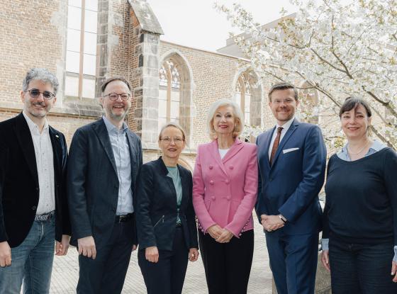 (v.l.n.r.): Bernhard Schmidt und Gerald Fink (Künstlerisches Leitungsteam), Veronika Petzold (Geschäftsführerin des Deutschen Chorverbands), 2. Bürgermeisterin Julia Lehner, Oberbürgermeister Marcus König, Prof. Claudia Burghard (Künstlerisches Leitungsteam) vor der Katharinenruine in Nürnberg