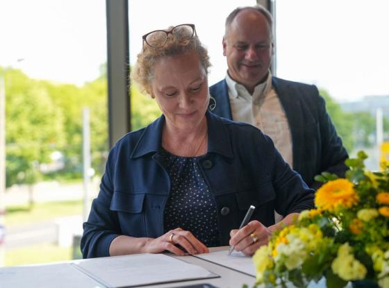 Vertragsunterzeichung von Frauke Roth