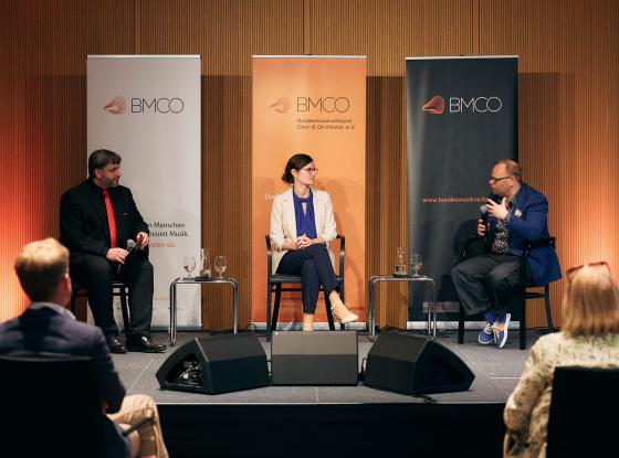 Lorenz Overbeck (BMCO, links) moderiert das Podiumsgespräch zwischen BMCO-Geschäftsführerin Theresa Demandt und Helge Lindh MdB